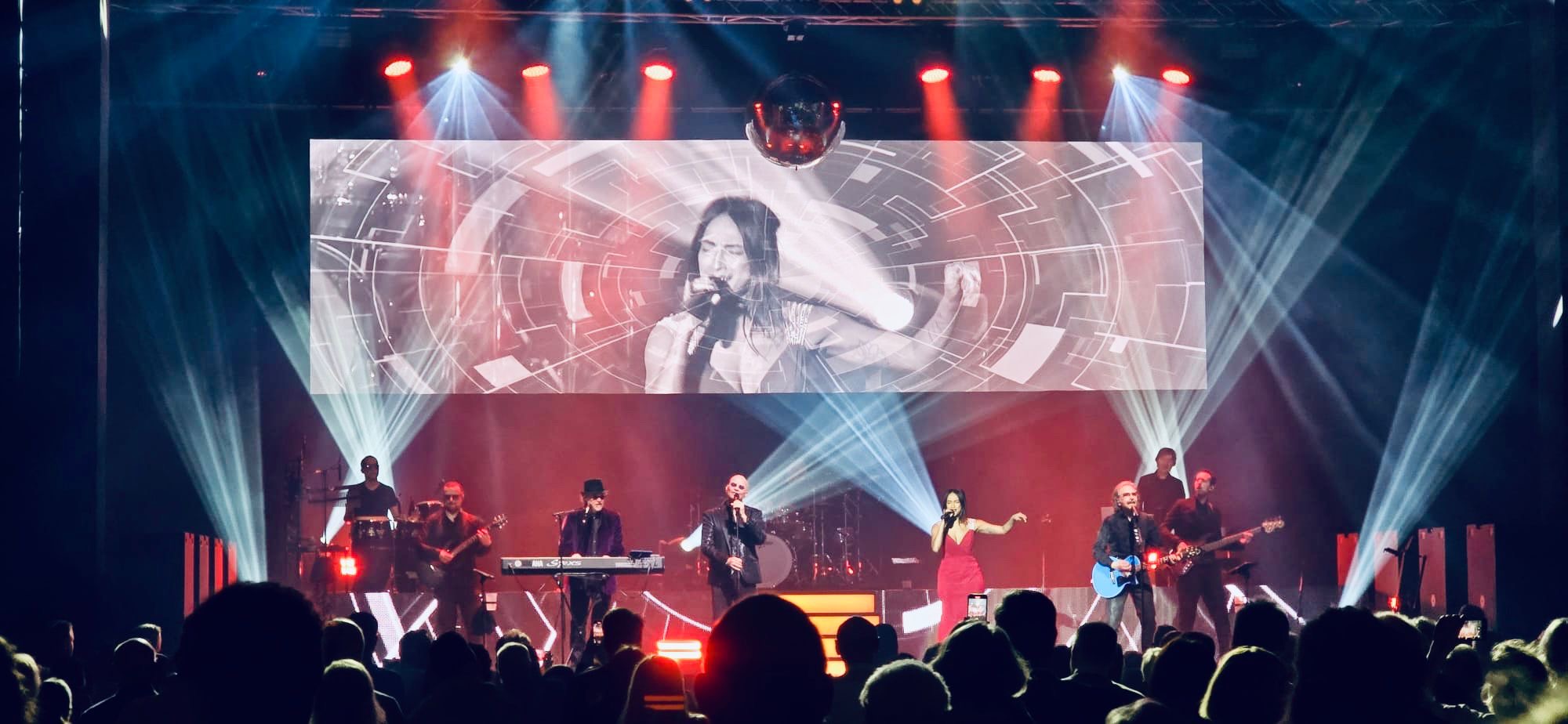 Tertia Bota and Night Fever - A Tribute To The Bee Gees - live on stage - Tobias Bösel Keyboards