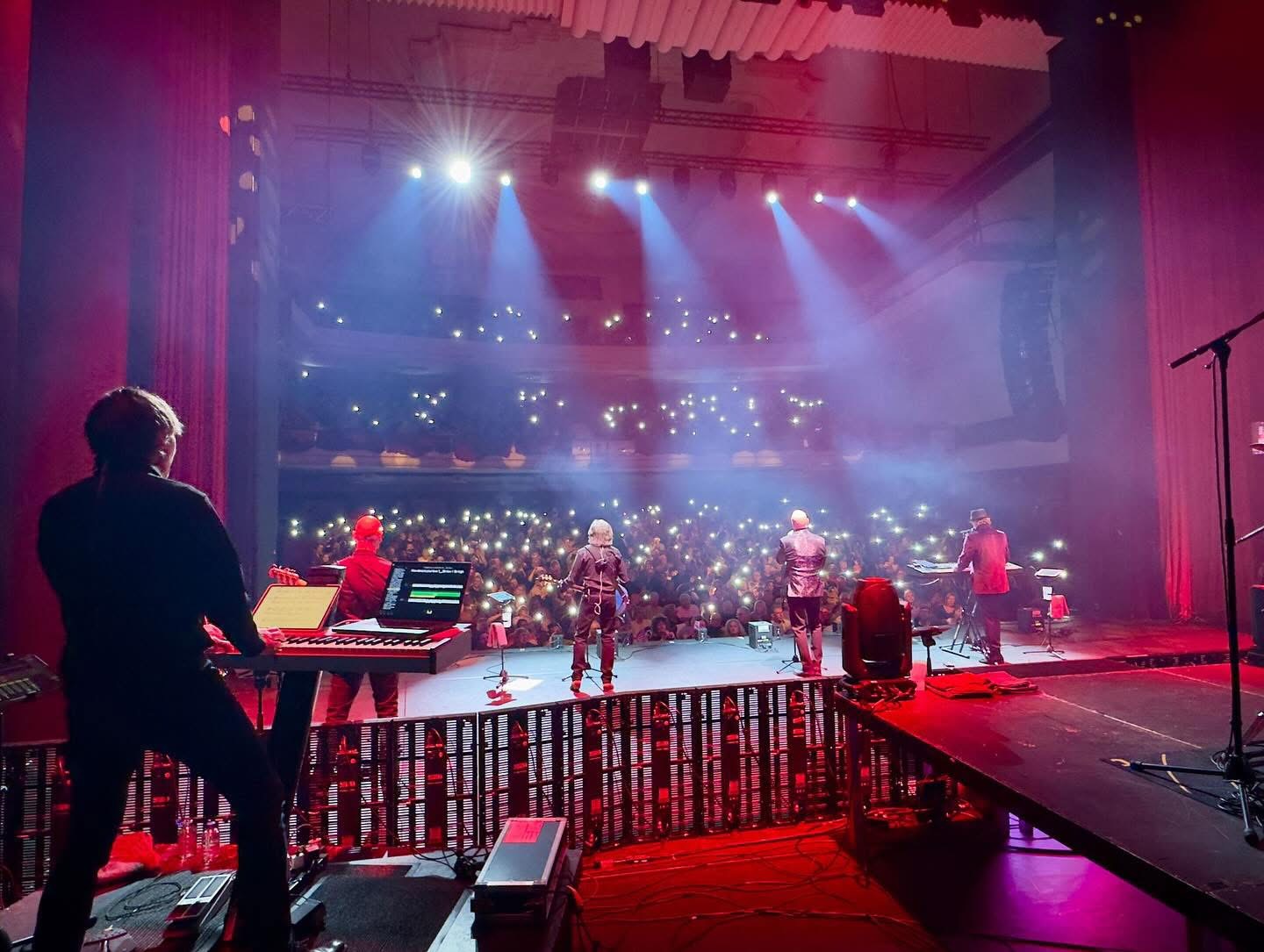 Night Fever_Live_Keyboards Tobias Bösel on stage