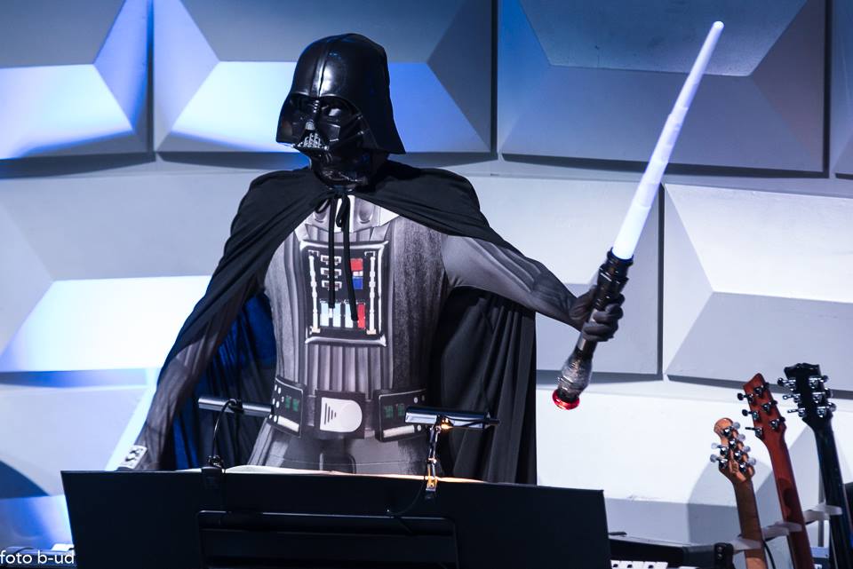 Tobias Bösel als Darth Vader beim John-Williams-Star-Wars-Medley mit dem Wiesbadener Sinfonie-Orchester (Night Of Music)
