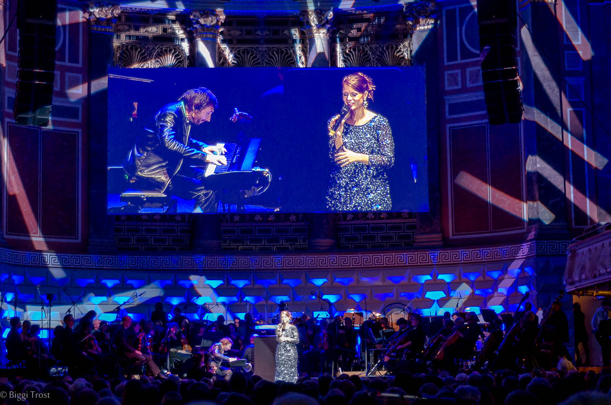 Tobias Bösel und Constanze Lutz. Piano solo FLugzeuge im Bauch.